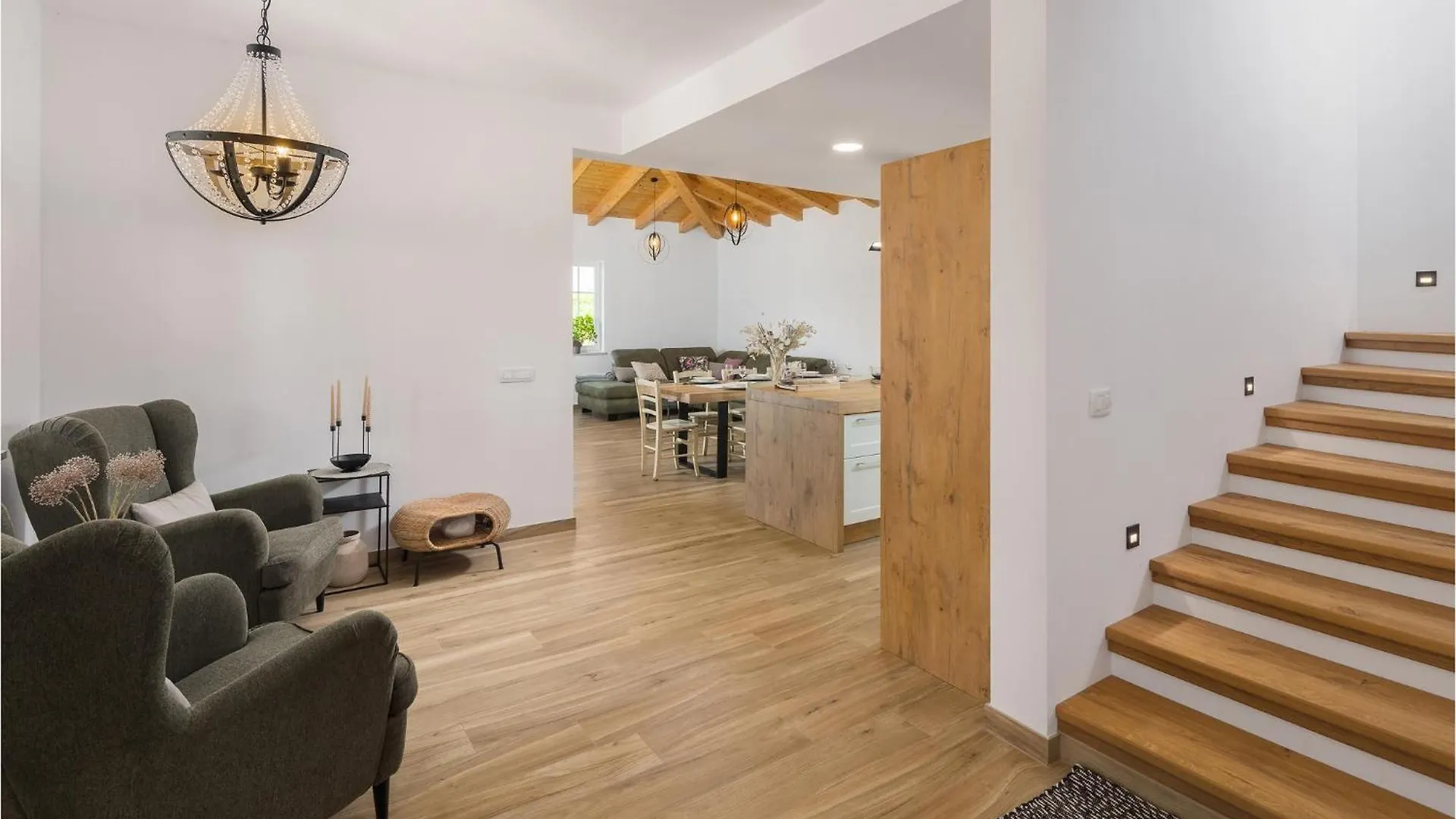 3 Bedroom Cozy Home In 布耶 克罗地亚